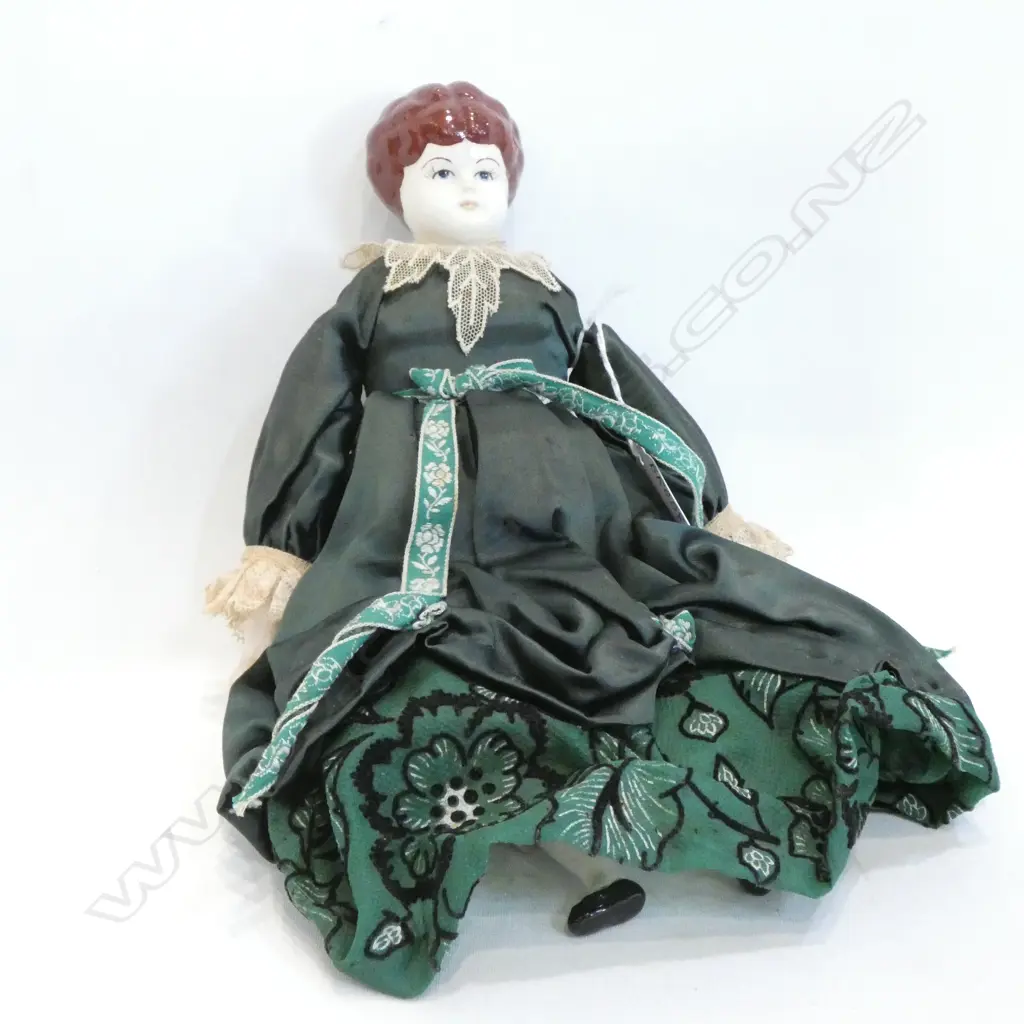 VICTORIAN PORCELAIN DOLL, IM? H. 300MM & MODERN PORCELAIN DOLL ON STAND. C1981 H. 320MM Image 1++